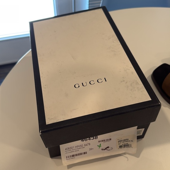Gucci Women’s 39+ Suede Flat Gold Heel - Picture 8 of 10